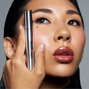 Haus Labs By Lady Gaga
B STRUCTURAL VOLUMIZING + LENGTHENING MASCARA
